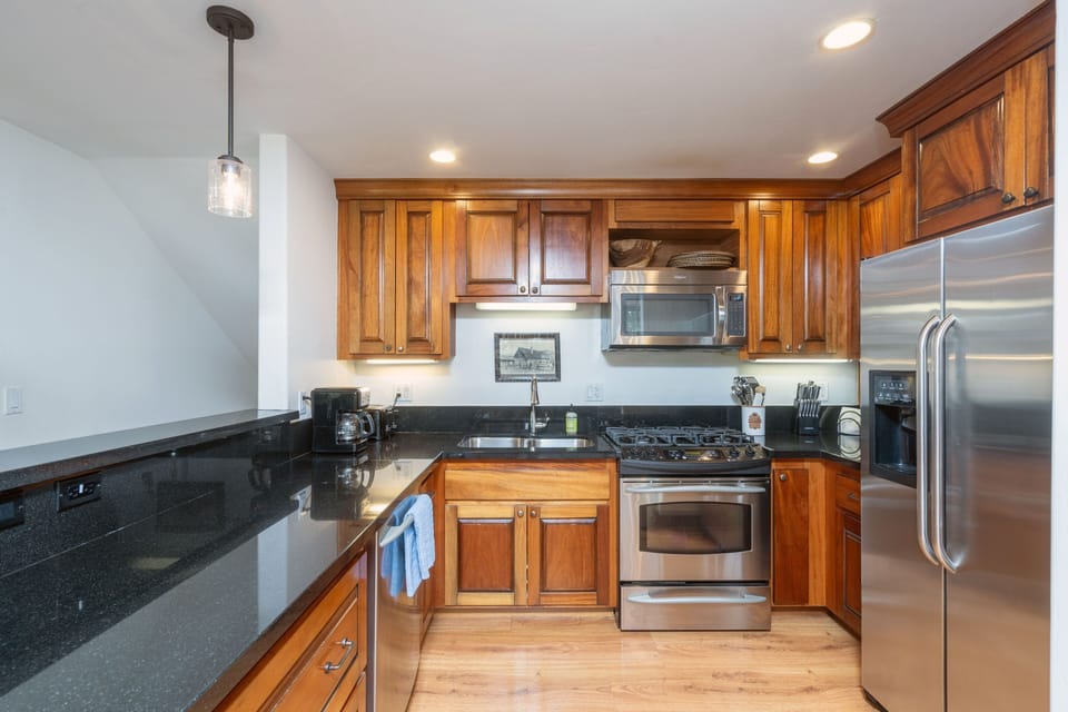 Kitchen - Fully equipped with stainless steel appliances and gas range
