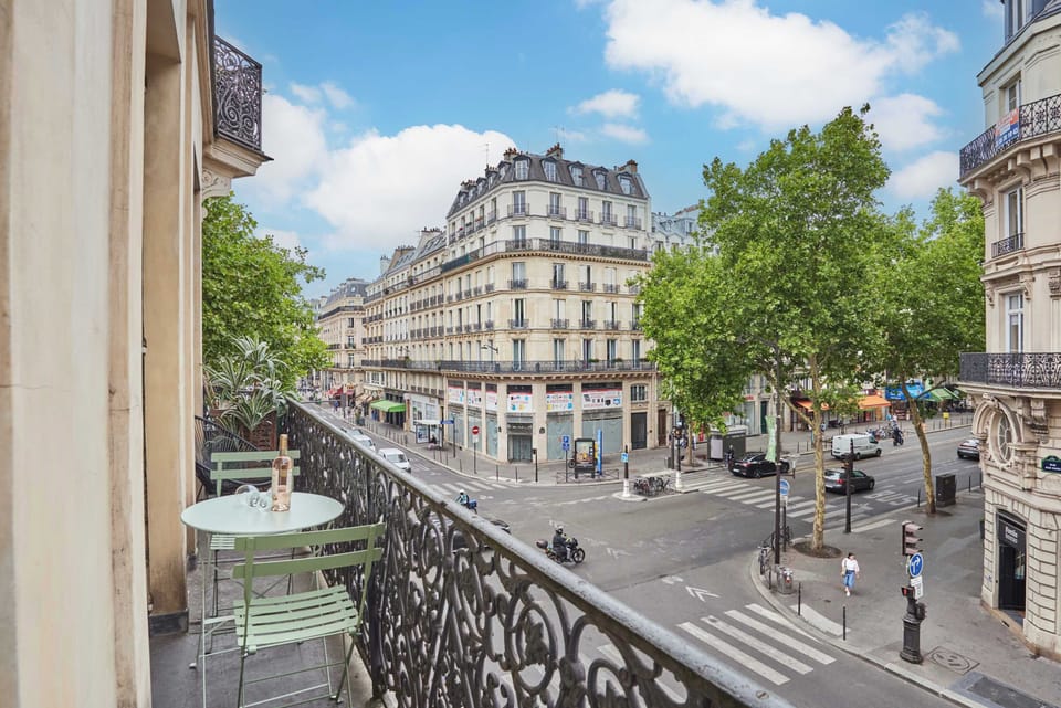 balcon avec table et chaise
