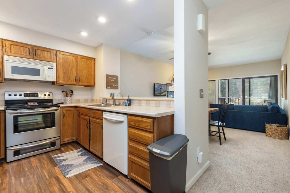 Fully equipped kitchen with reverse osmosis filtered water!