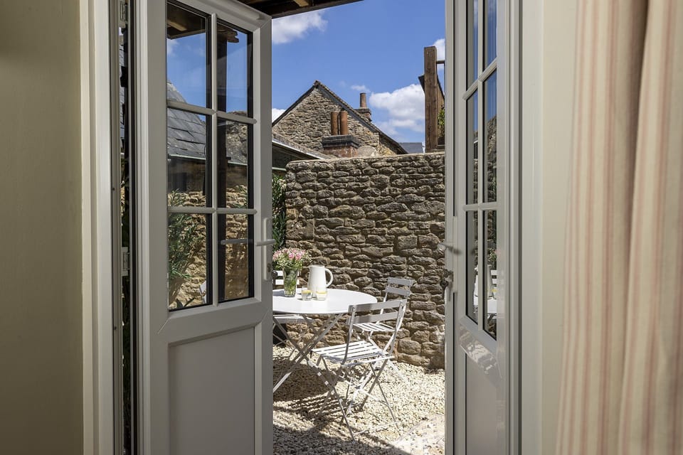 Flat 1 Martins House Master Bedroom - StayCotswold