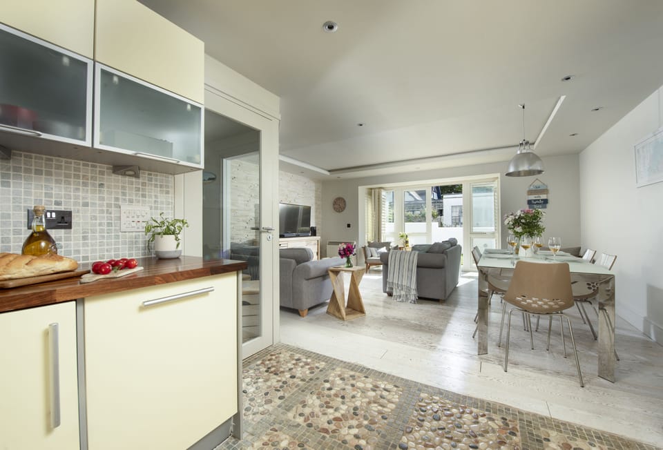 7 Pentire Rocks, Polzeath: Kitchen, dining and sitting area
