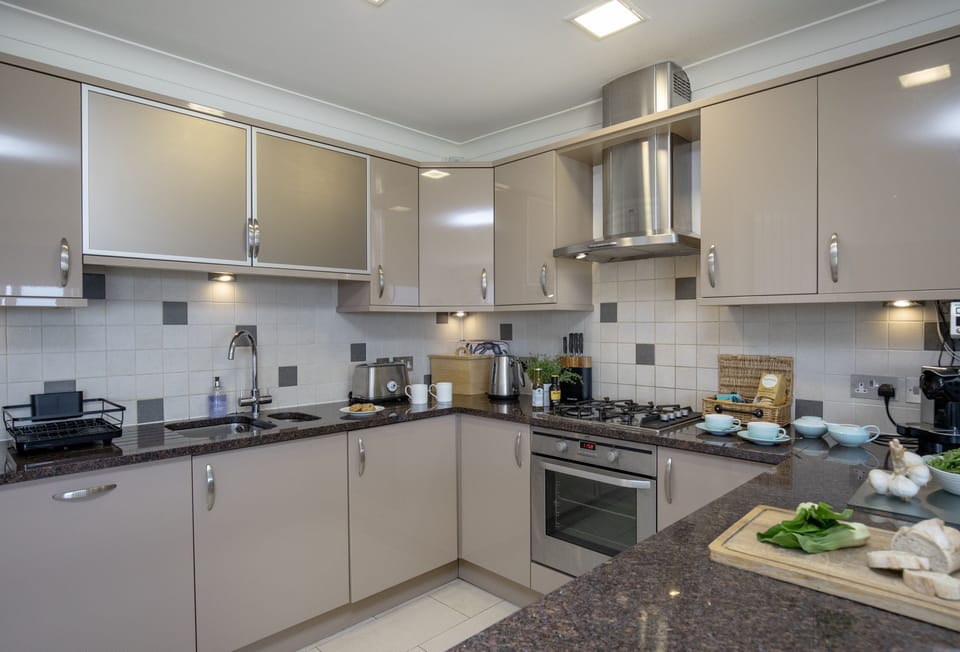 Tamarisk, Treyarnon Bay: A sleek, modern, and fully equipped kitchen, with granite worktops and high-end appliances