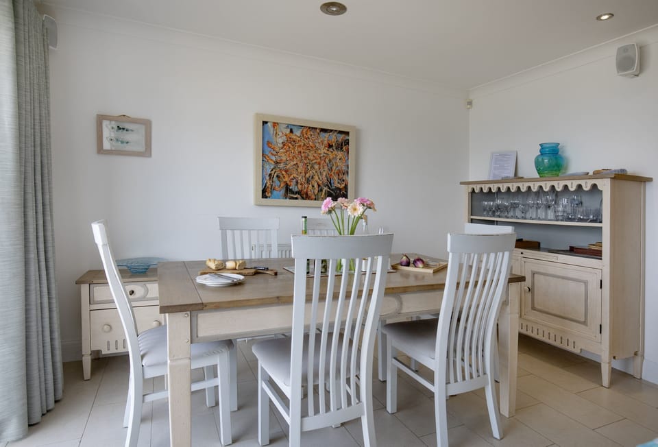 Tamarisk, Treyarnon Bay: A large dining table provide the perfect setting for both slow mornings and lively evening meals