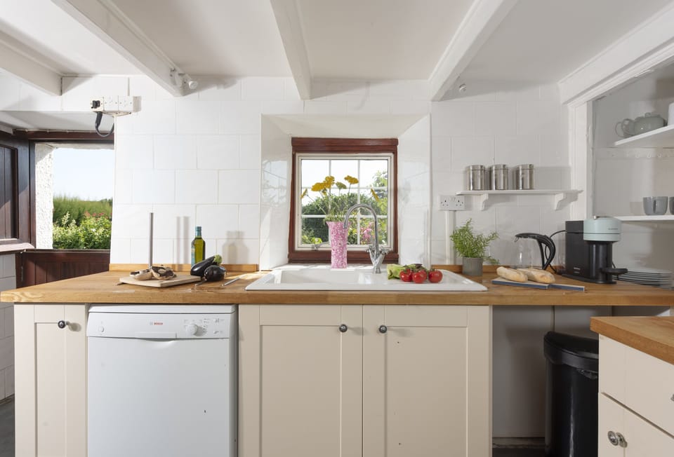 Primrose Cottage, Treyarnon Bay: Open-plan country kitchen