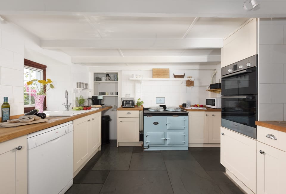 Primrose Cottage, Treyarnon Bay: Open-plan country kitchen