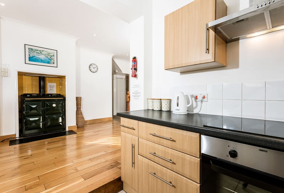 Bay View, Port Isaac: A traditional AGA providing gentle warmth and the perfect spot for preparing tasty meals.