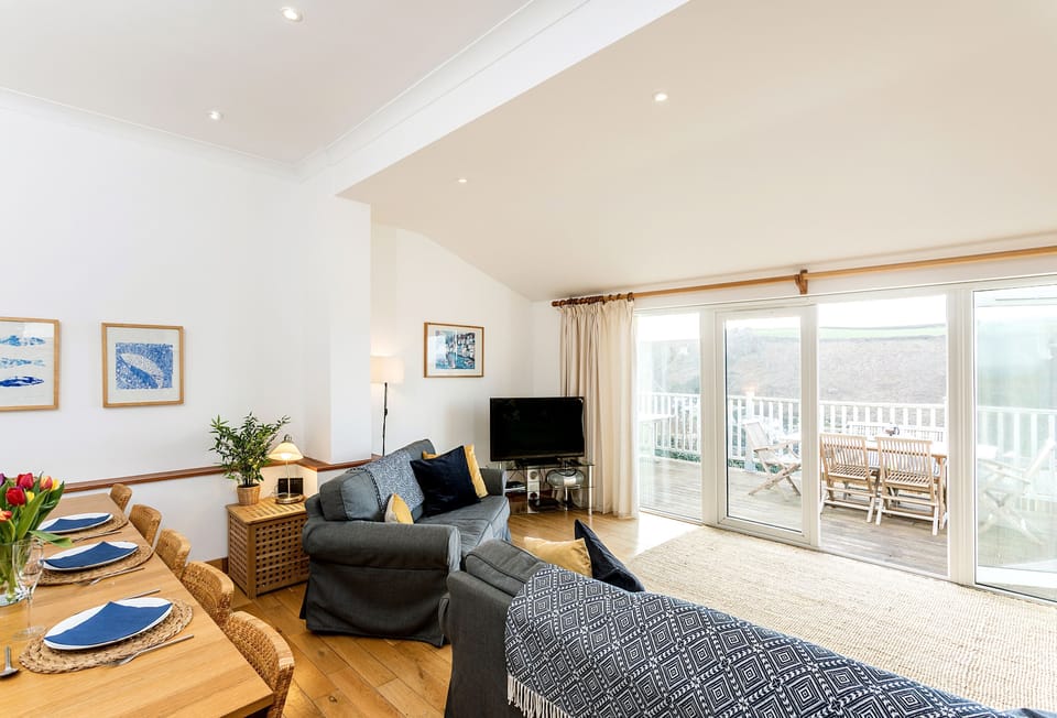 Bay View, Port Isaac:  A spacious open-plan living/dining area with breath taking scenery.