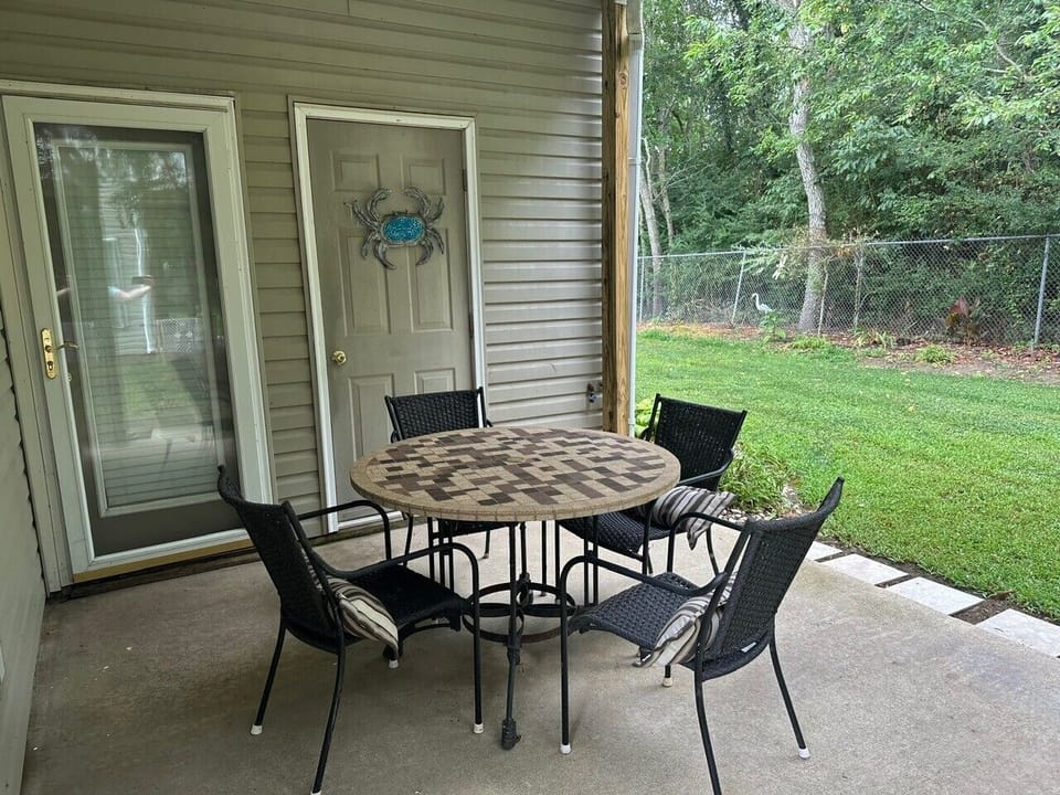 Outdoor Deck and Eating/Grilling area 