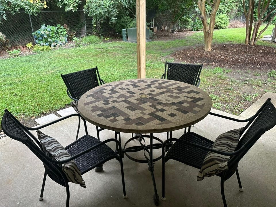 Outdoor deck and eating area 