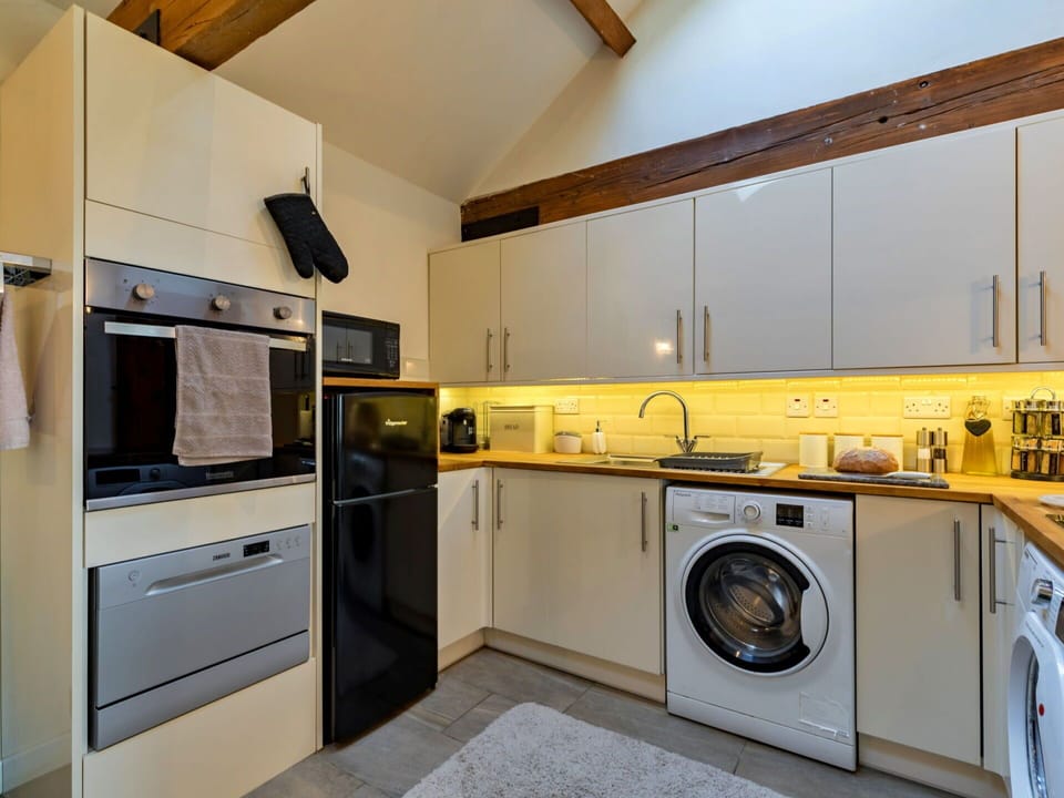 Kitchen Appliance, Kitchen, Major Appliance, Countertop, Interior Design, Flooring, Wood, Ceiling, Home Appliance, Cabinetry