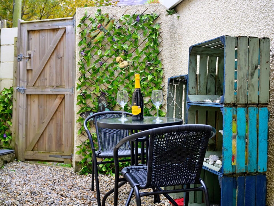 Flowerpot, Garden, Backyard, Houseplant, Outdoor Furniture, Fence, Chair, Home Fencing, Herb, Plank