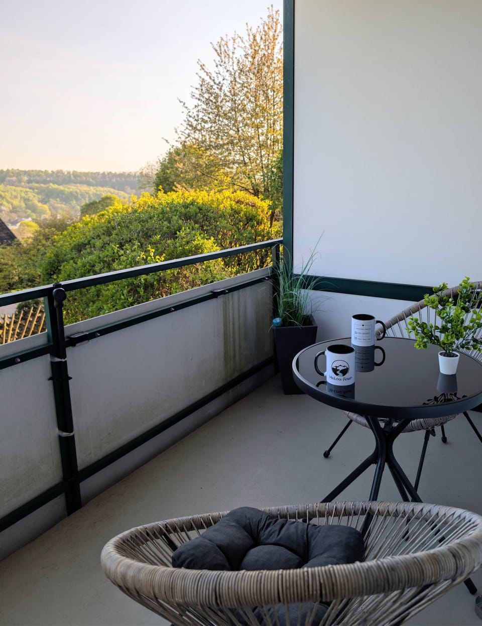 Lass den Tag Revue passieren: Unser gemütlicher Südbalkon mit moderner Beleuchtung ist der perfekte Ort für ein Glas Wein am Abend. Die stylischen Sessel laden zum Verweilen und Durchatmen ein.