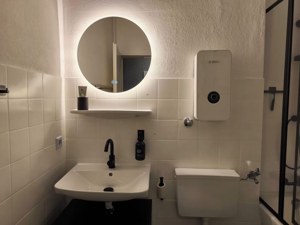 Badezimmer mit Regendusche und Badewanne