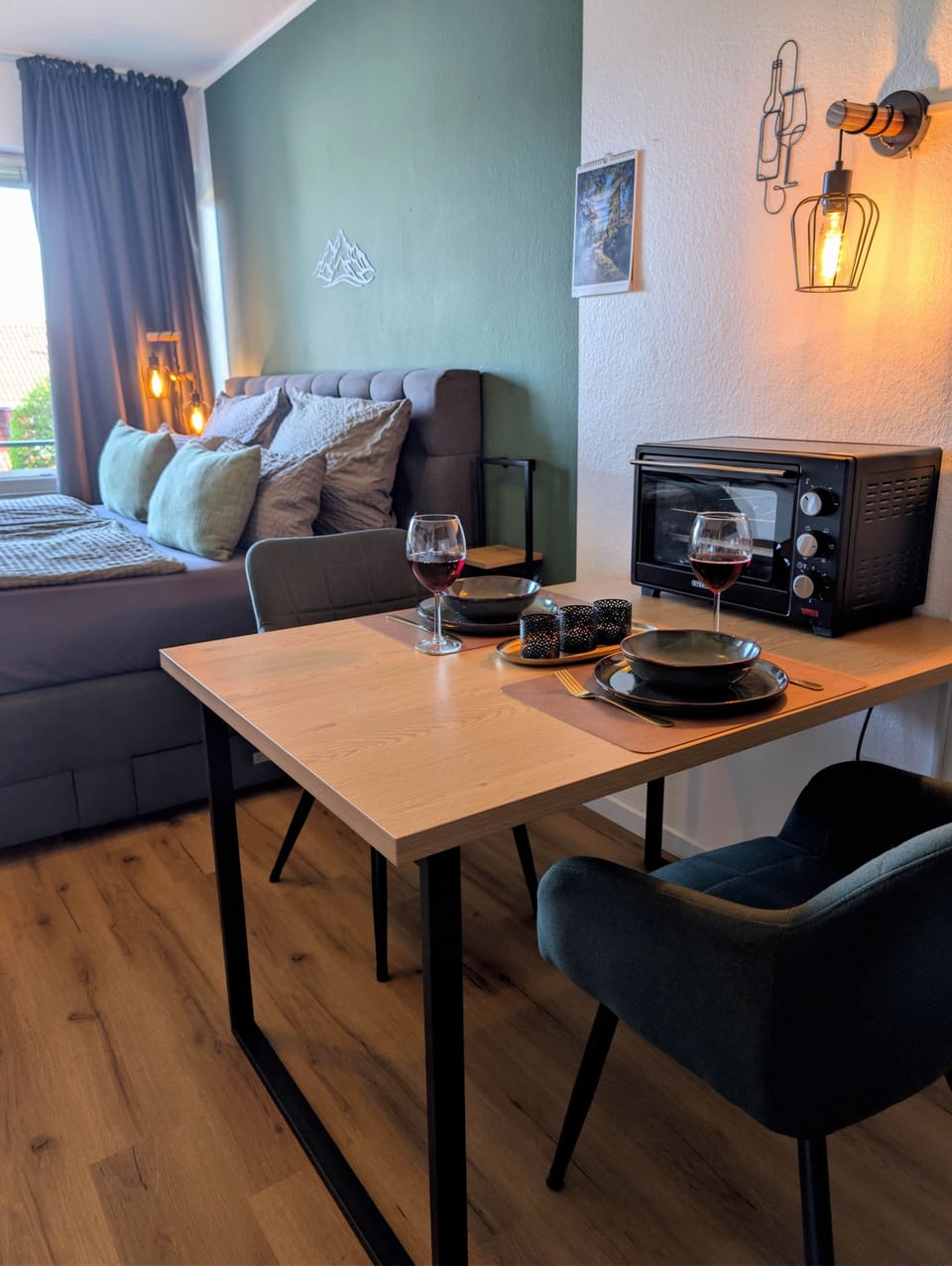 Dein Logenplatz im Harz: Vom gemütlichen Schlafbereich geht es direkt nach draußen. Perfekt, um morgens die frische Harzluft hereinzulassen oder den ersten Kaffee in der Sonne zu genießen.