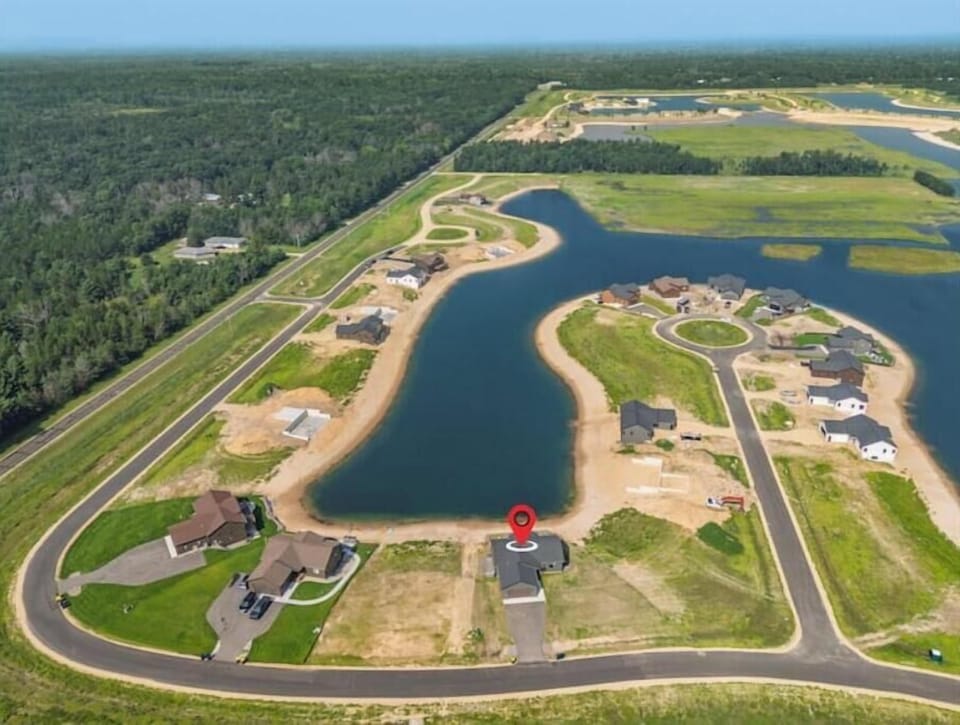 Beach access direct from property. Sand bottom, fishing, kayaking, paddle board