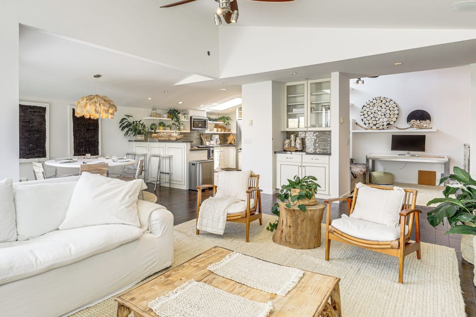 Living Room | 2nd Floor | Smart TV | Free WiFi | Portable Heating & A/C Unit