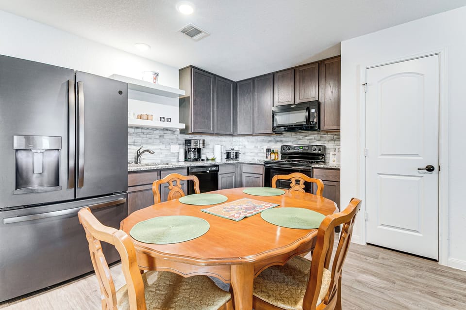 Dining Area | Dishware/Flatware Provided