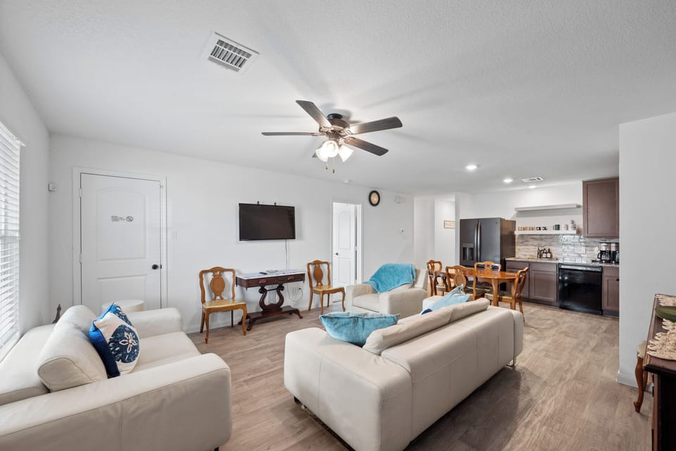 Living Room | Free WiFi | Central Heating & A/C | Smart TV