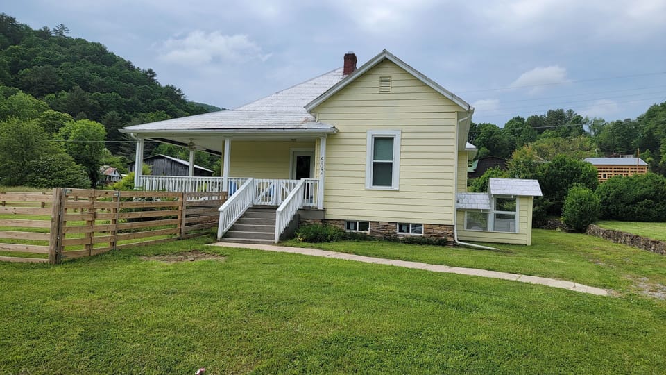 No twisty, windy roads and steep driveways here, access off paved street 