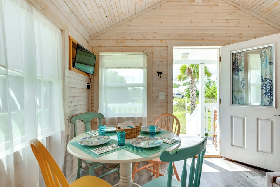 Dining Area | Dishware & Flatware Provided