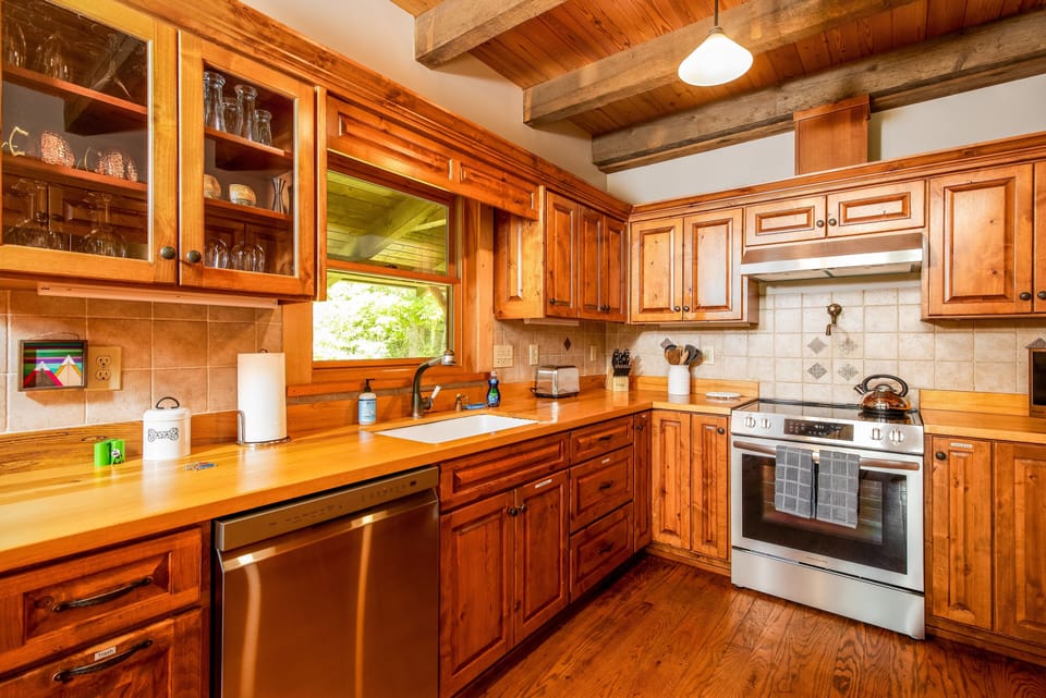 Fully equipped kitchen! Beautiful butcher block counters, stainless steel 