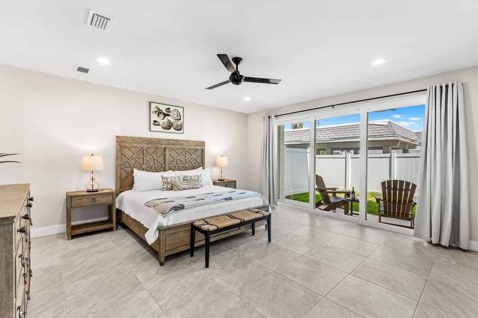 Unit 30- Guest bedroom 3- King bed