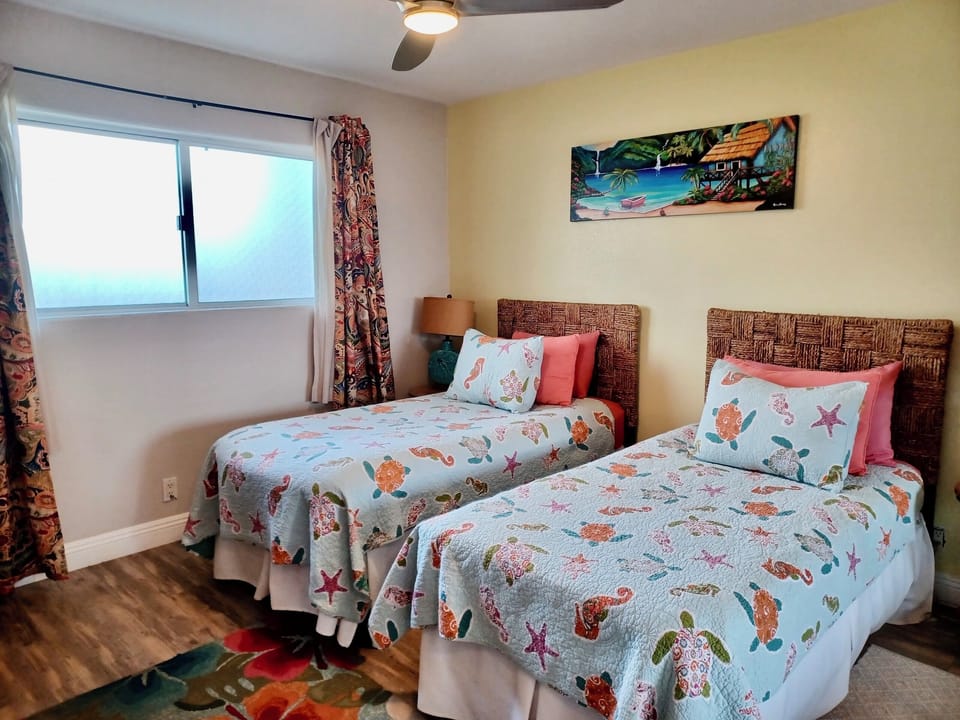 Guest bedroom Two Twins can be converted to King bed