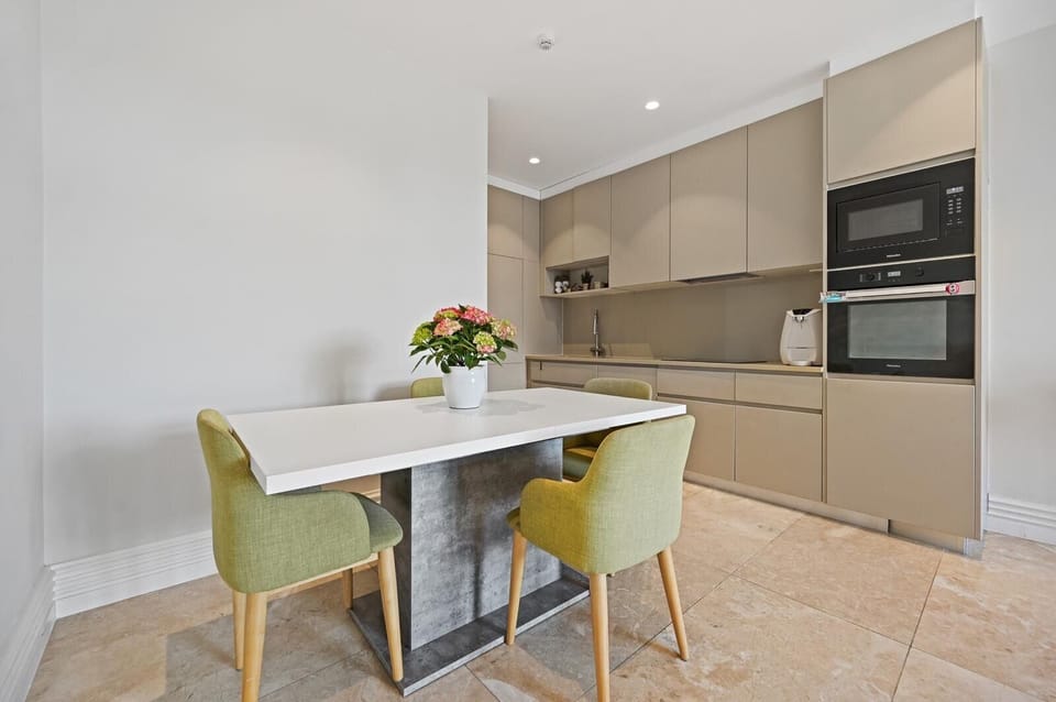 The kitchen benefits with fitted water filter and full equipped kitchen 