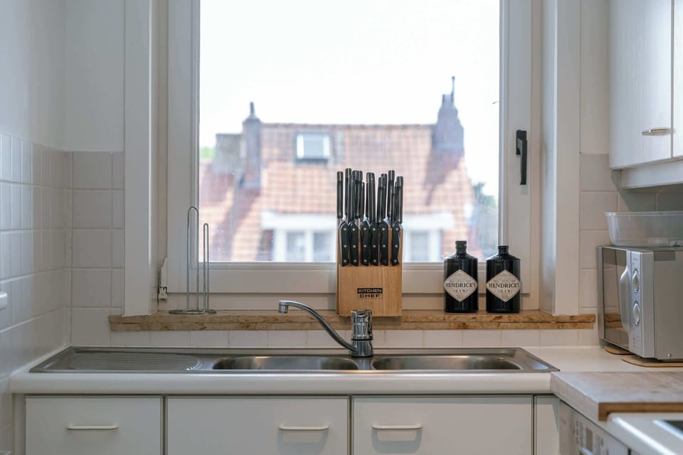 Kitchen-corner with sink & microwave