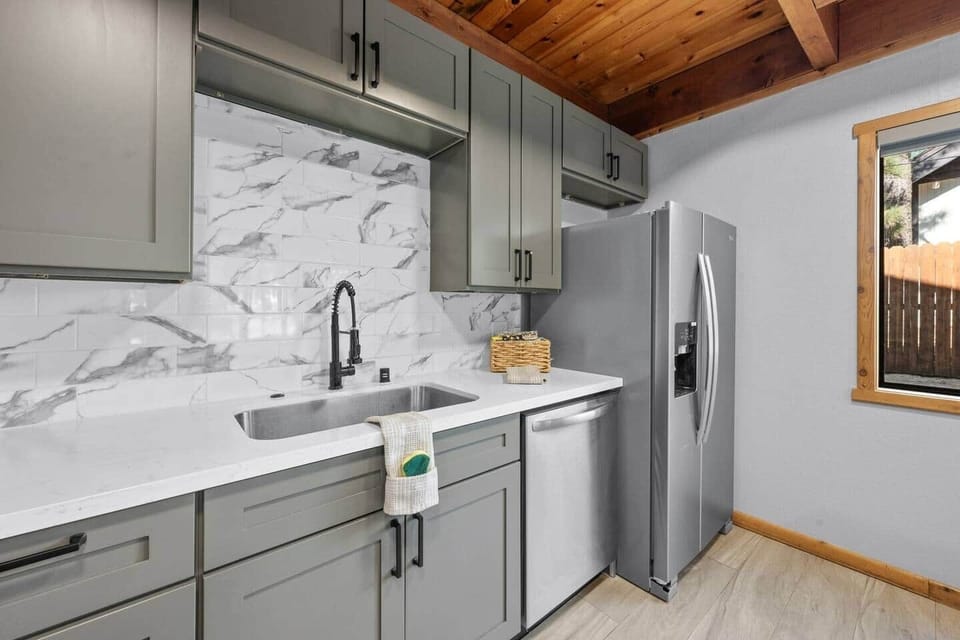 After a fun-filled day exploring all that Big Bear has to offer, there’s nothing better than coming home to cook a delicious meal in a fully equipped kitchen.