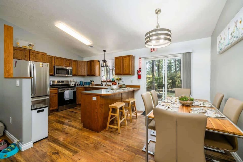 Kitchen and dining space with space for 6 + 2 at island counter  