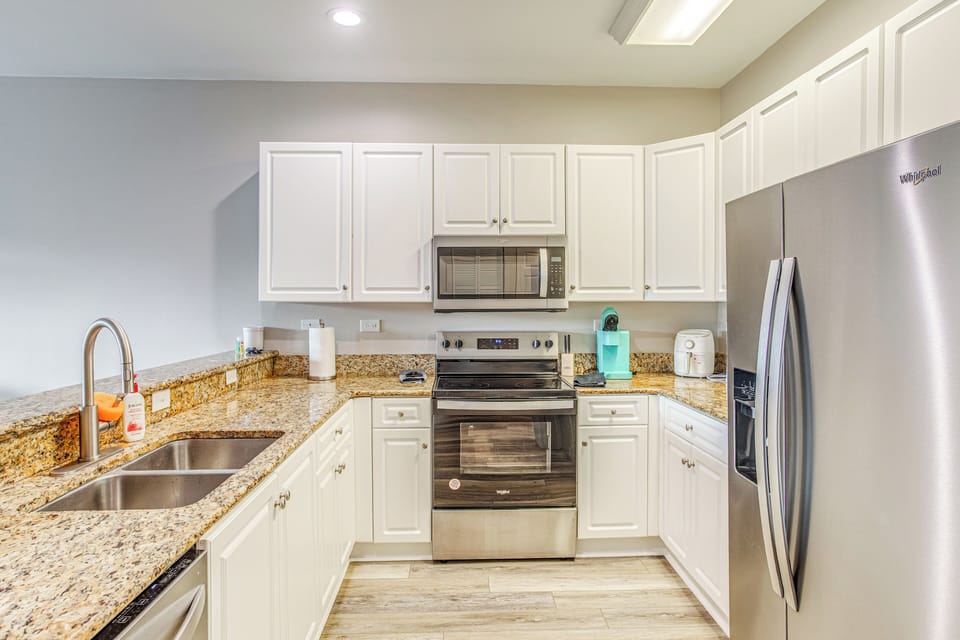 Kitchen | Single-Story Unit | 2nd-Floor Condo