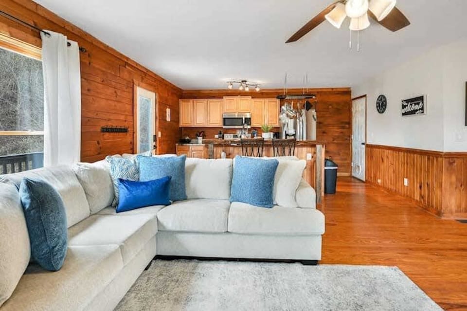 Relax on the large plush sofa in the living room, perfectly situated and just a few steps away from the kitchen—ideal for lounging, chatting, and snacking!