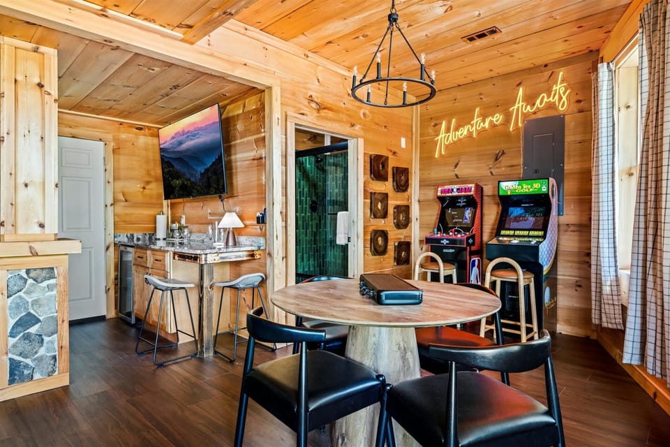 From classic arcade games to intense poker face-offs, this game room has it all—plus a wet bar to keep your drinks as cool as the vibe! 