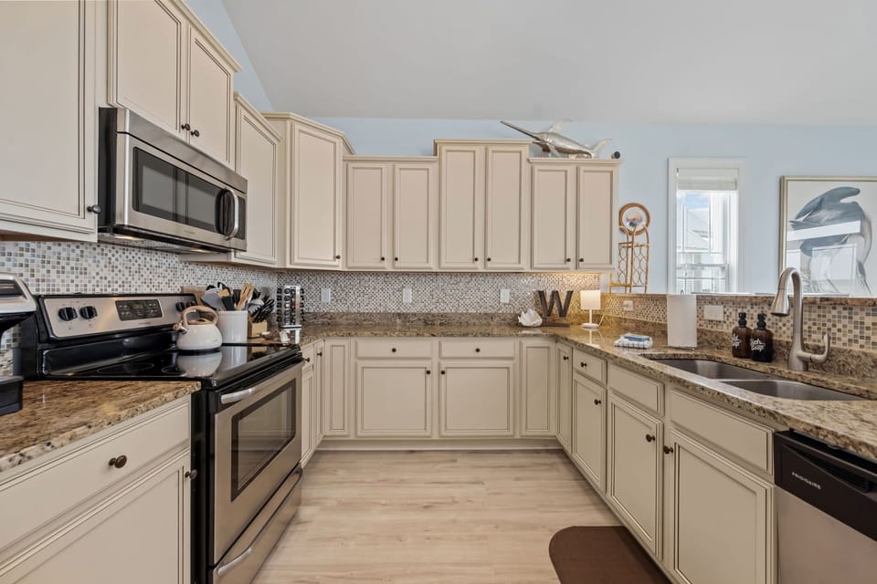 A kitchen with a touch of warmth and everything you need to feel right at home