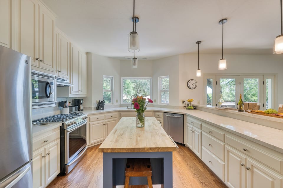 Fully equipped kitchen.