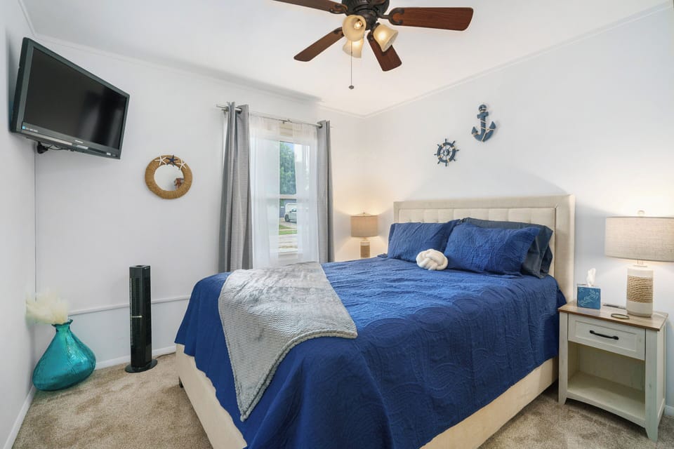 A Full size bed and relaxing vibe make this a great place to unwind. 