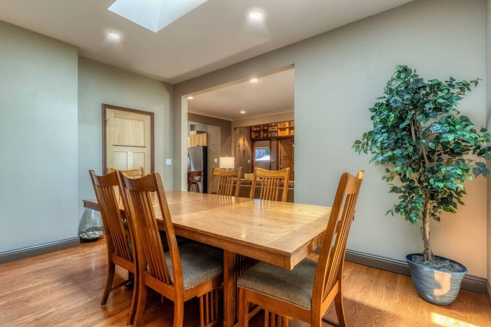 Dining Room seats up to 6 guests comfortably