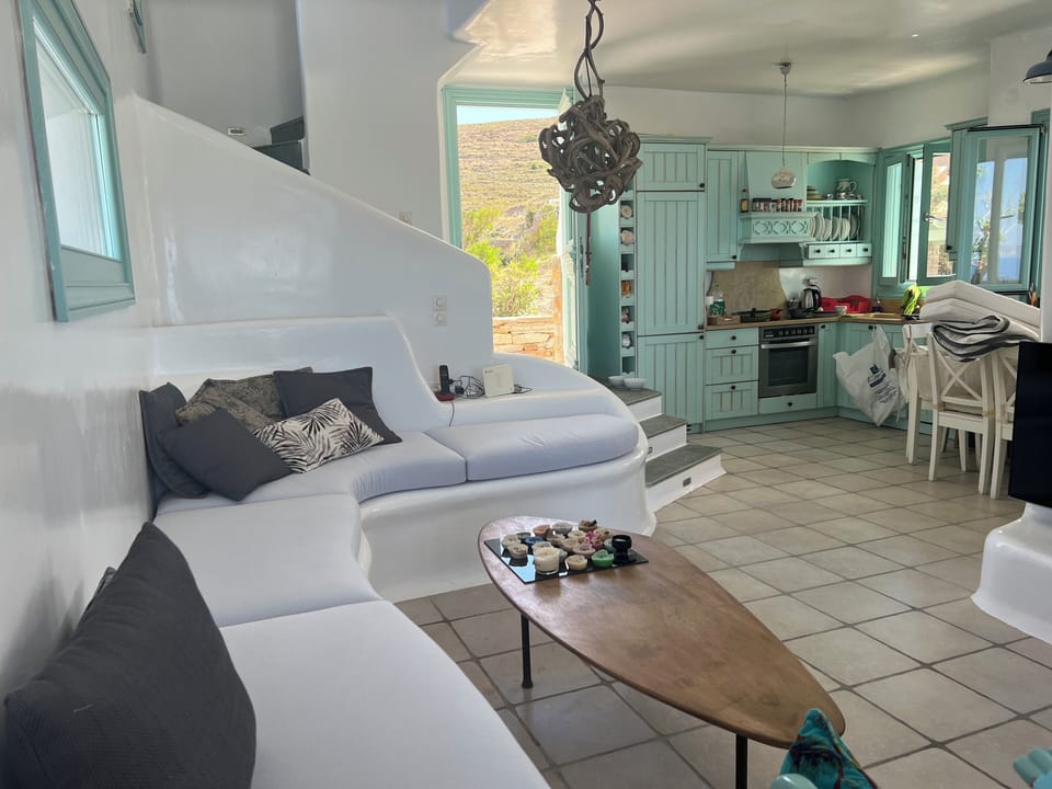 Couch and en-suite kitchen with kitchen table