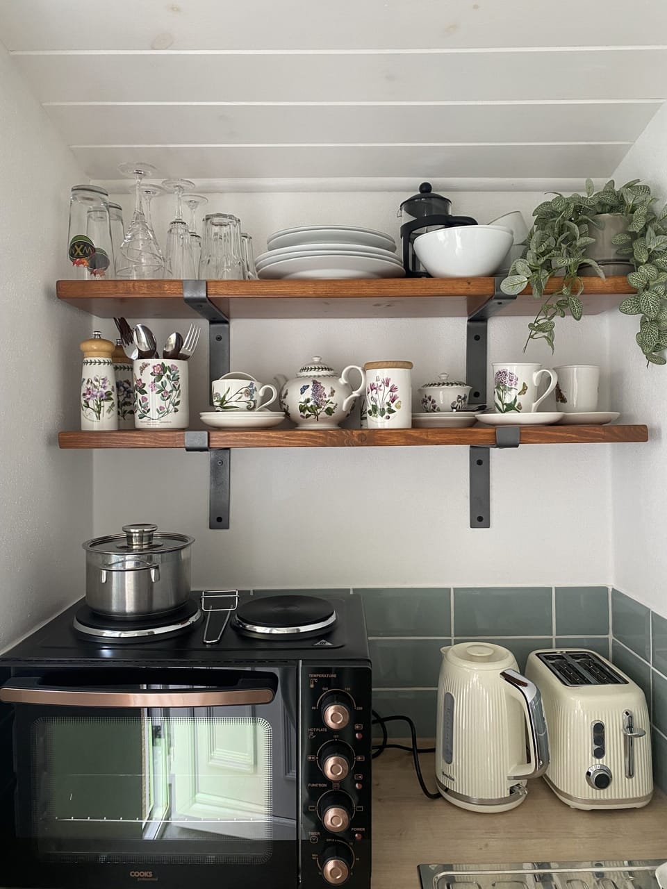 Small kitchenette for food prep, fridge, oven, hob etc 