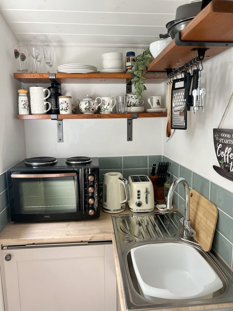 Small kitchenette with fridge, oven, hob, toaster & kettle
