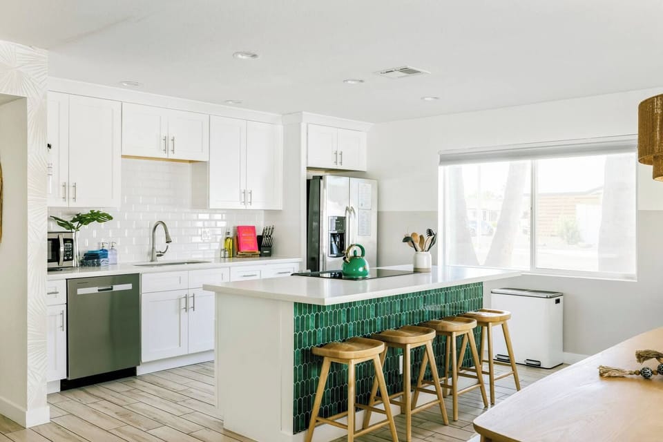 Bright and stylish, this modern kitchen offers plenty of counter space and easy access to the pool and patio. Ideal for whipping up snacks or cocktails before heading out to Scottsdale’s restaurants, golf courses, and wine trails.