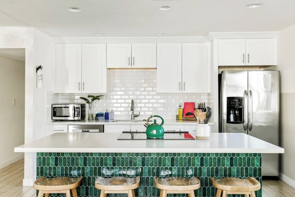 Gather around the kitchen island for morning coffee or evening drinks before exploring Old Town Scottsdale’s nightlife. The layout keeps everyone connected, making it the heart of your Scottsdale getaway.