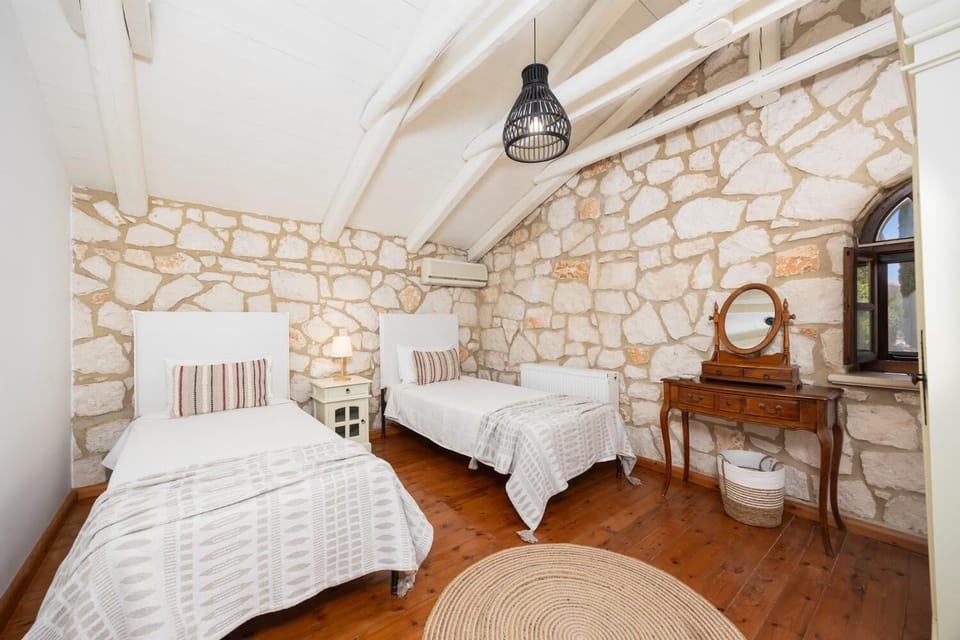 Twin bedroom with A/C