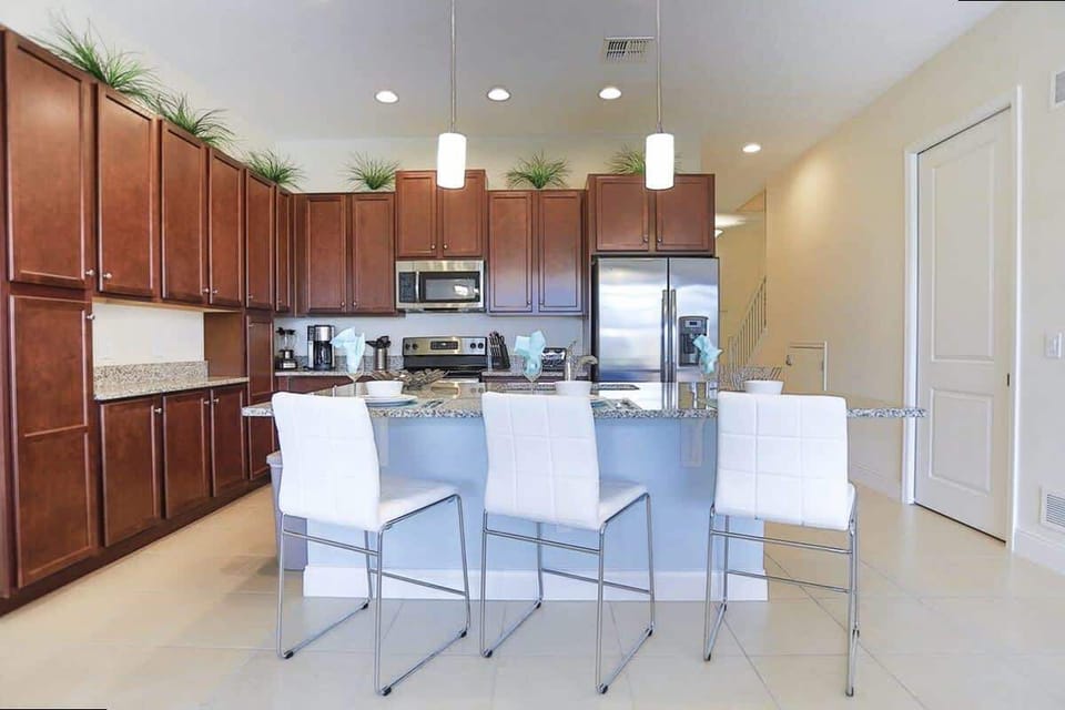 Feel right at home in this spacious, modern kitchen-perfect for family meals or morning coffee at the breakfast bar!
