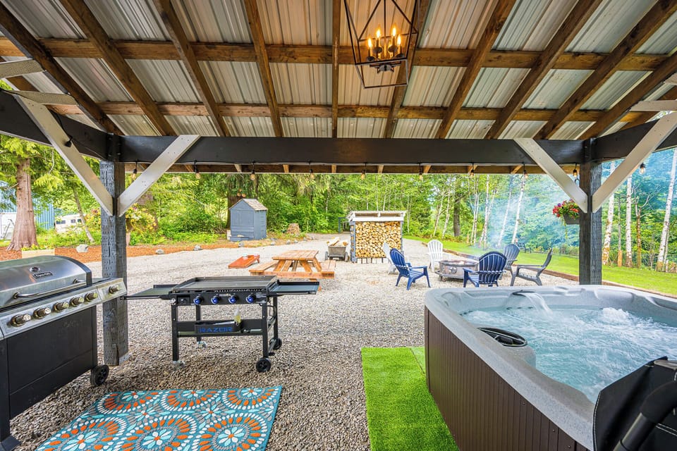covered outdoor cooking/ Hot tub 