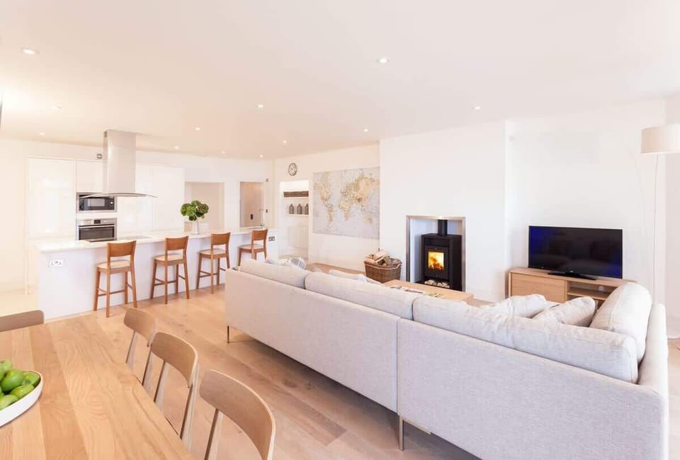 Eat, cook and spend time together in the open plan living space suitable for all types of groups.
