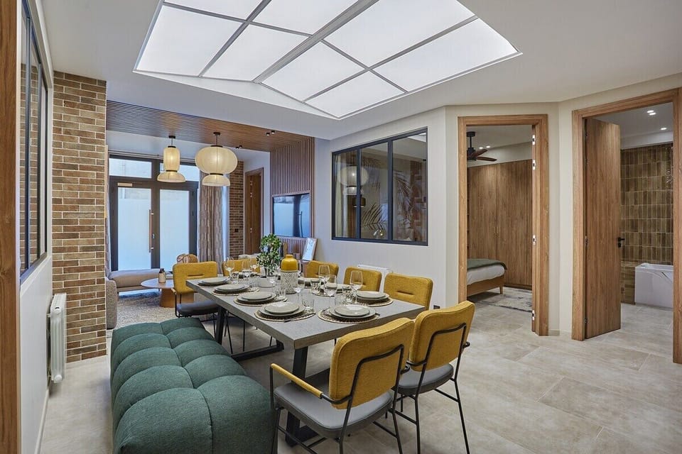 Cuisine américaine entièrement équipée et tres grande table pour diner