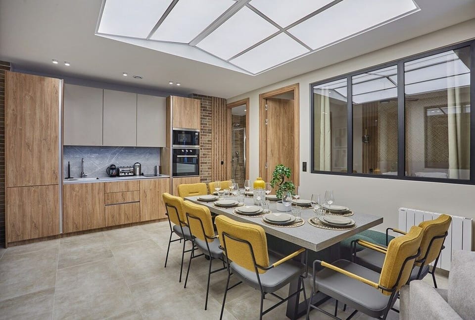 Cuisine américaine entièrement équipée et tres grande table pour diner