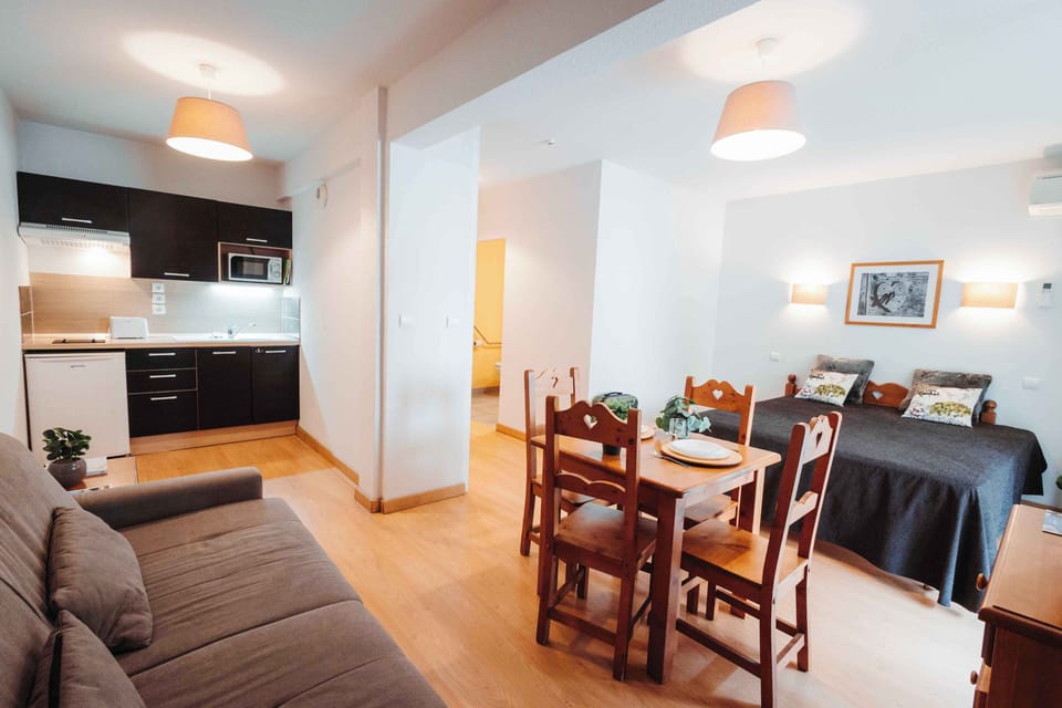 Open layout blends dining, lounging, and cooking for a relaxed mountain escape.